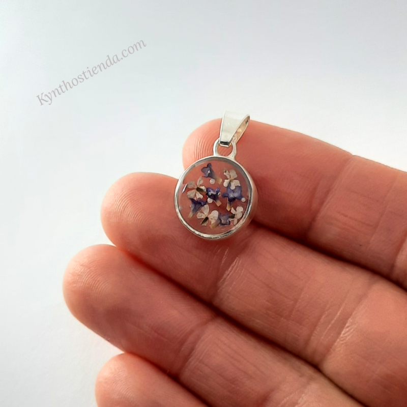 Dije "Micro Flores Blancas y Lavanda" Plata 925