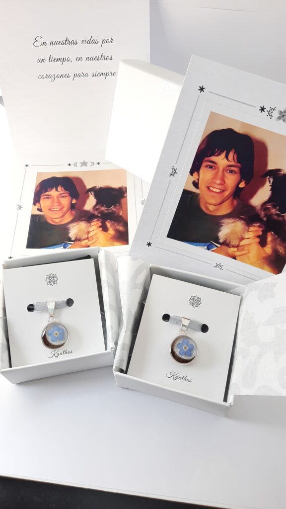 Dije con Pelito de tu Mascota y Florcita No me Olvides - 16 mm - Plata 925